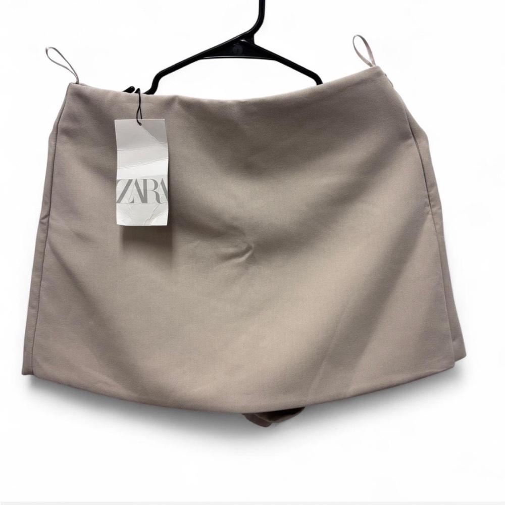 Zara women Mid-waist skort .